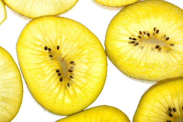 Kivi beyaz üzerine dilimler