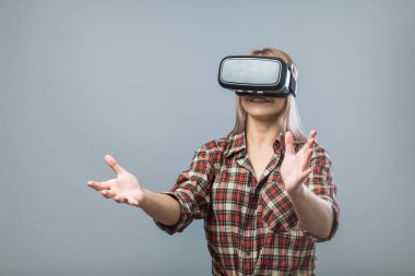 Vr kulaklık ile neşeli kadın