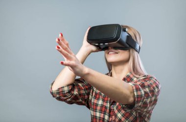 Vr kulaklık ile neşeli kadın
