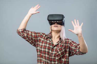 Vr kulaklık ile neşeli kadın