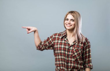 Genç kadın işaret ediyor