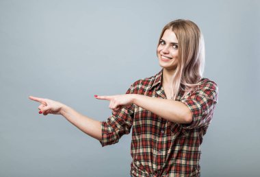 Genç kadın işaret ediyor