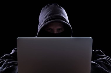 Karanlıkta anonim hacker