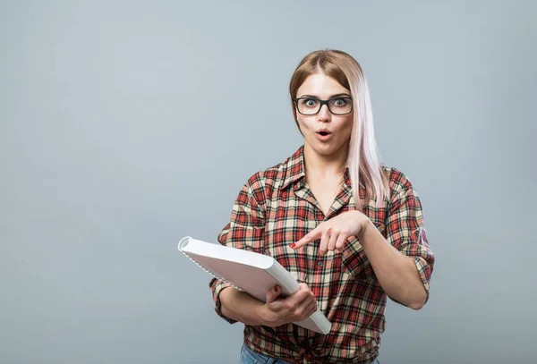 Joven atractiva mujer hold book — Foto de Stock