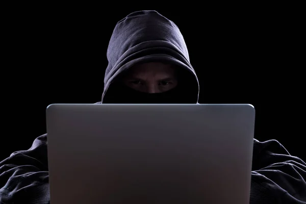 Hacker anonimo al buio — Foto Stock