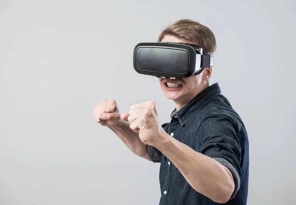 Homem na realidade virtual — Fotografia de Stock