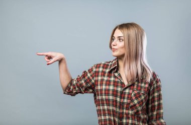 Genç kadın işaret ediyor