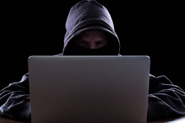 Karanlıkta anonim hacker