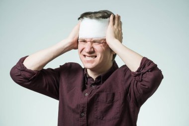 Adam kafasını bandaj ile