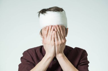 Adam kafasını bandaj ile