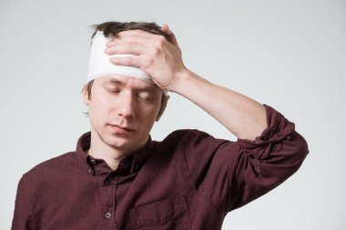 Adam kafasını bandaj ile