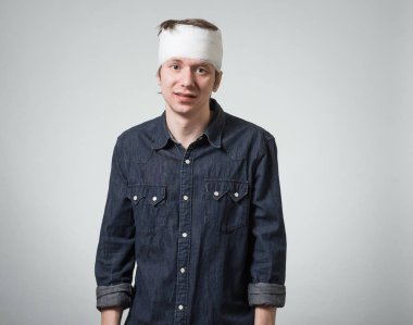 Adam kafasını bandaj ile