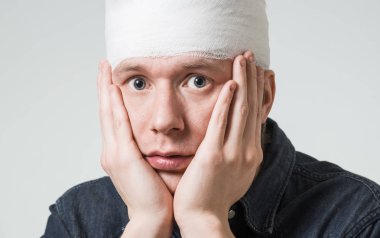 Adam kafasını bandaj ile