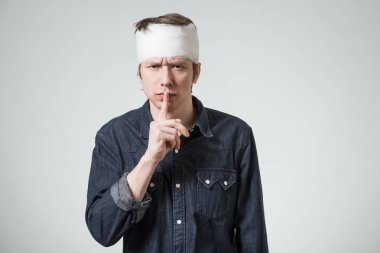 Adam kafasını bandaj ile