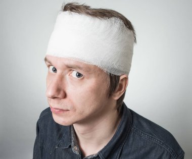 Adam kafasını bandaj ile