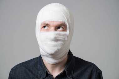 Adam kafasını bandaj ile