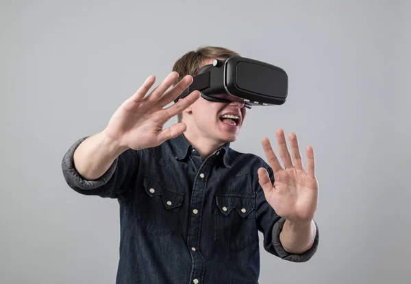 L'uomo nella realtà virtuale — Foto Stock