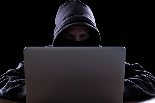 Karanlıkta anonim hacker — Stok fotoğraf