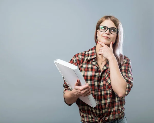 Joven atractiva mujer hold book — Foto de Stock