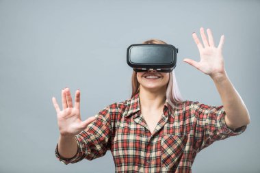 Vr kulaklık ile neşeli kadın