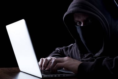 Karanlıkta anonim hacker