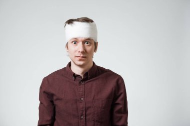 Adam kafasını bandaj ile