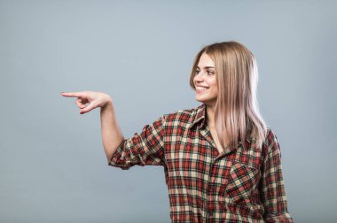 Genç kadın işaret ediyor