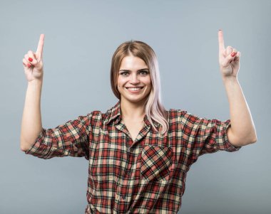 Genç kadın işaret ediyor