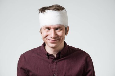 Adam kafasını bandaj ile