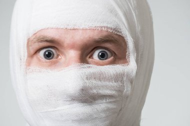 Adam kafasını bandaj ile