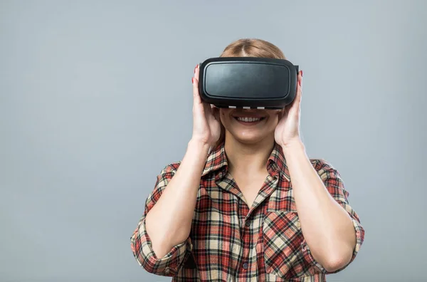 Glad kvinna med vr-headset — Stockfoto