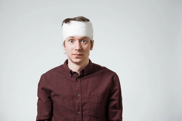 Adam kafasını bandaj ile