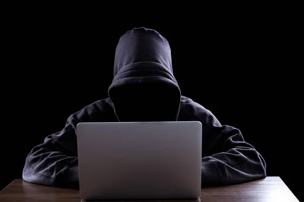 Hacker anónimo en la oscuridad — Foto de Stock