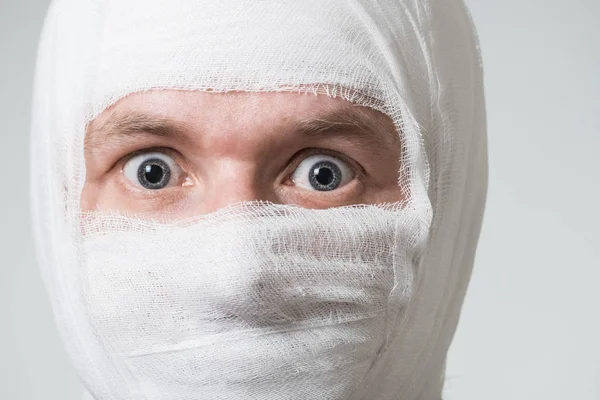 Adam kafasını bandaj ile