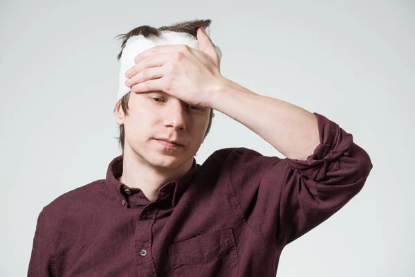 Adam kafasını bandaj ile