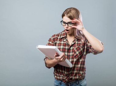 Genç çekici kadın kitap tutun