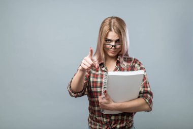 Genç çekici kadın kitap tutun