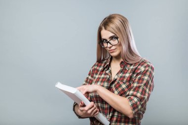 Genç çekici kadın kitap tutun