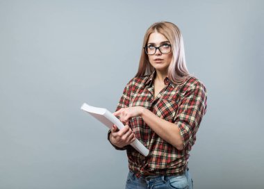 Genç çekici kadın kitap tutun