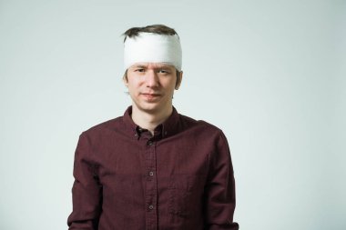 Adam kafasını bandaj ile