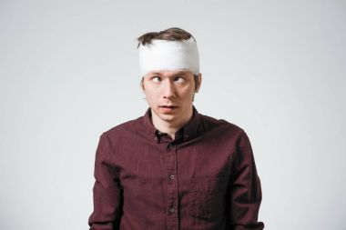 Adam kafasını bandaj ile