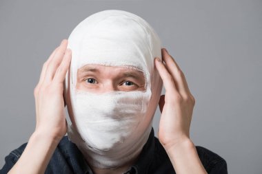 Adam kafasını bandaj ile