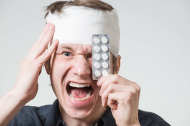 Adam kafasını bandaj ile