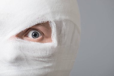 Adam kafasını bandaj ile