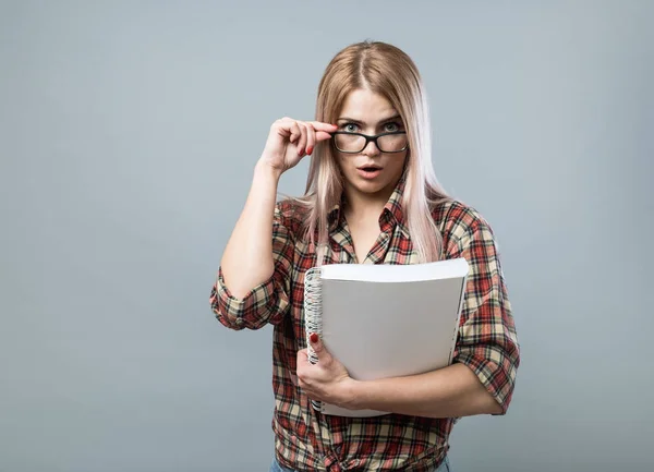 Joven atractiva mujer hold book — Foto de Stock