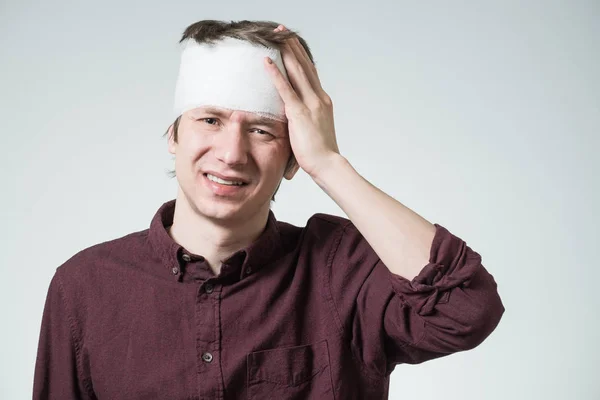 Adam kafasını bandaj ile