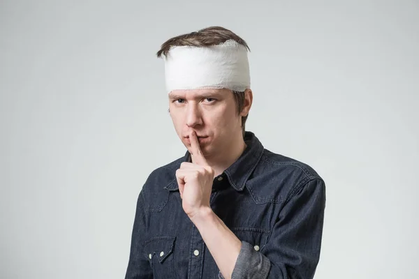 Человек с повязкой на голове — стоковое фото