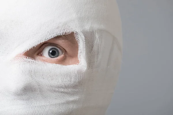 Adam kafasını bandaj ile