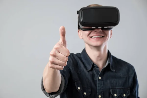 El hombre en realidad virtual —  Fotos de Stock