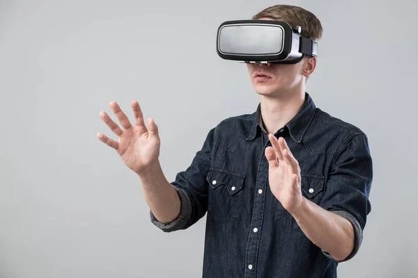 Homem na realidade virtual — Fotografia de Stock